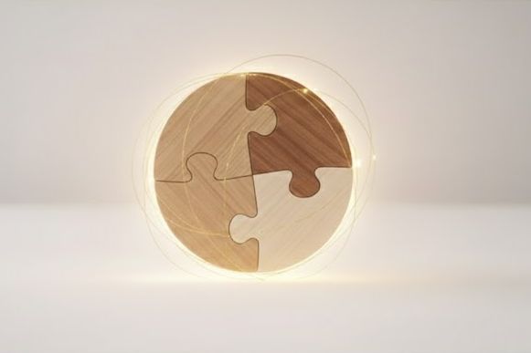 Frau streckt die Faust entgegen und trägt einen Ring mit der Aufschrift "I am bad ass".