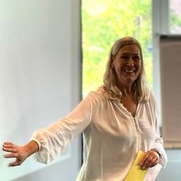 Susanne Maisch vor Metaplanwand 