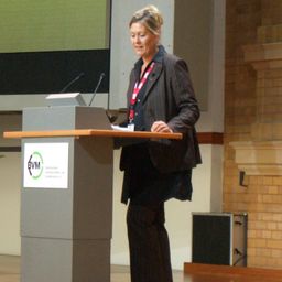 Susanne Maisch spricht vor Publikum